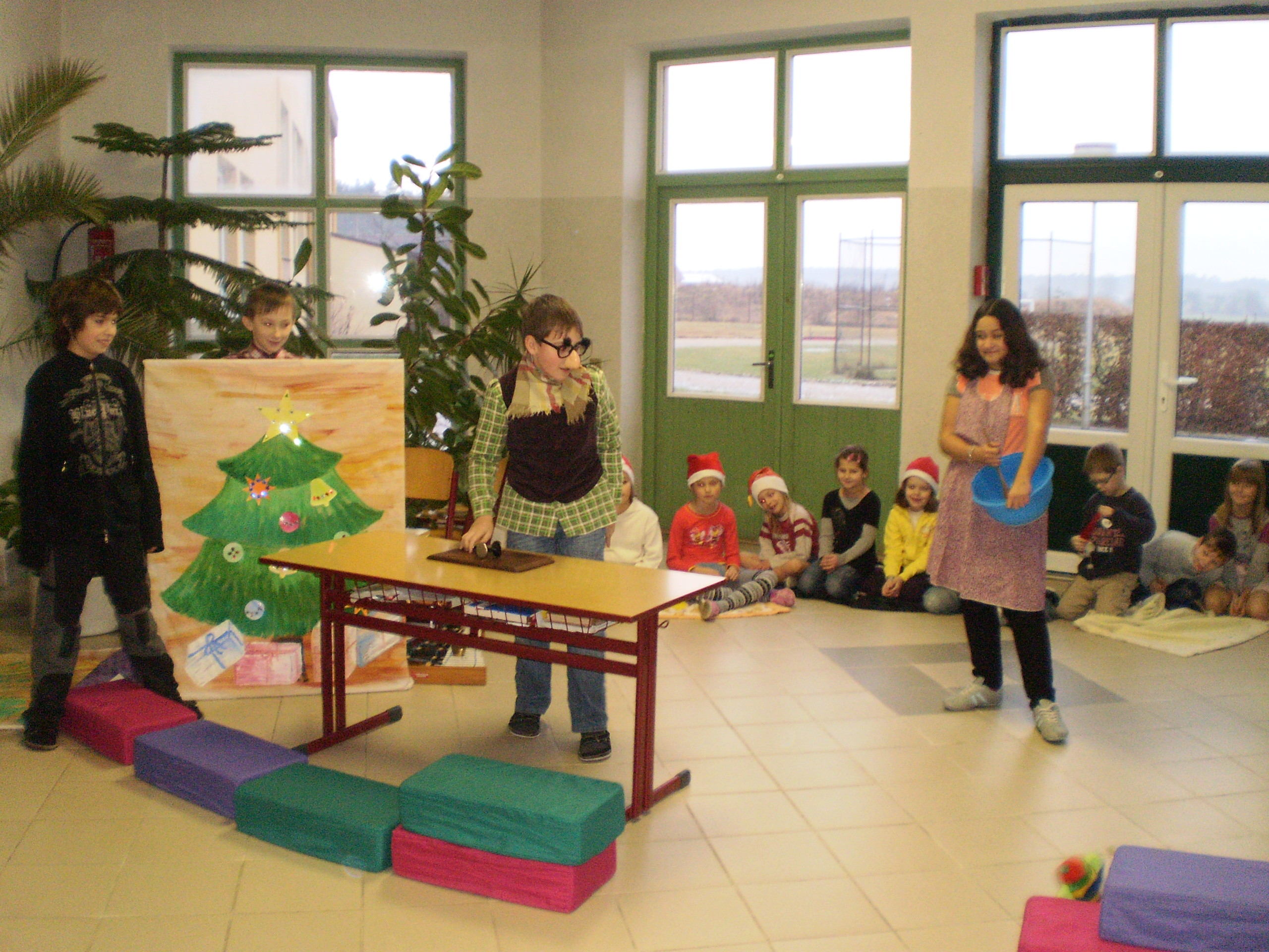 Proč jen děda říct si nedá, tluče o stůl v předsíni